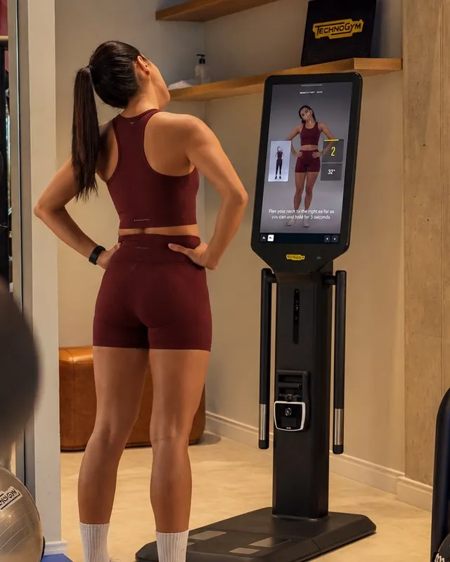 Avaliação no Technogym Checkup Advanced na sala de fortalecimento da HËVYN